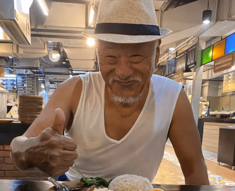 凌峰時隔十年重回北京,微笑揮手感慨良多,與嫩妻賀順順已無聯繫