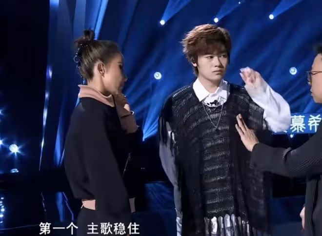《好聲音》現場人員：李玟被罵有病，學員故意不扶，摔倒畫面曝光