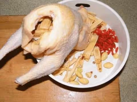 這樣做豬肚雞,肉嫩湯鮮,好吃,簡直不能再香了,馬上收藏好!