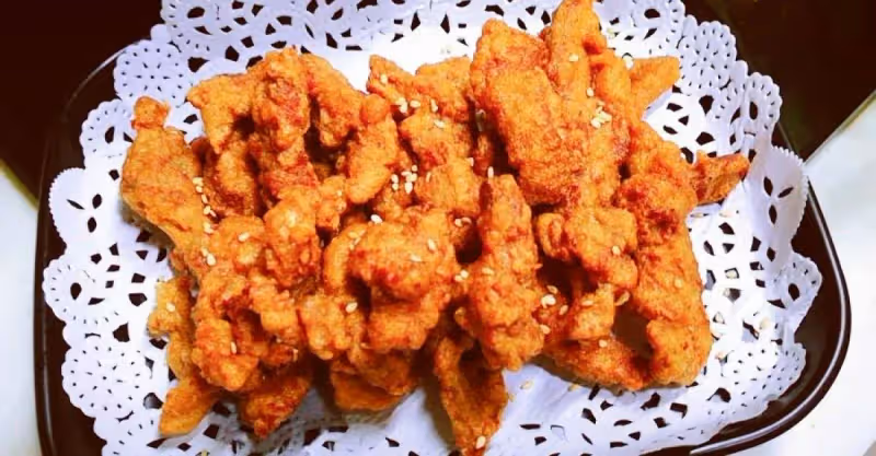 炸小酥肉時，切記不要亂調麵糊亂加水，教你正確做法，涼了還香、酥、脆~