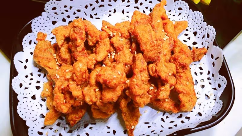 炸小酥肉時,切記不要亂調麵糊亂加水,教你正確做法,涼了還香、酥、脆~