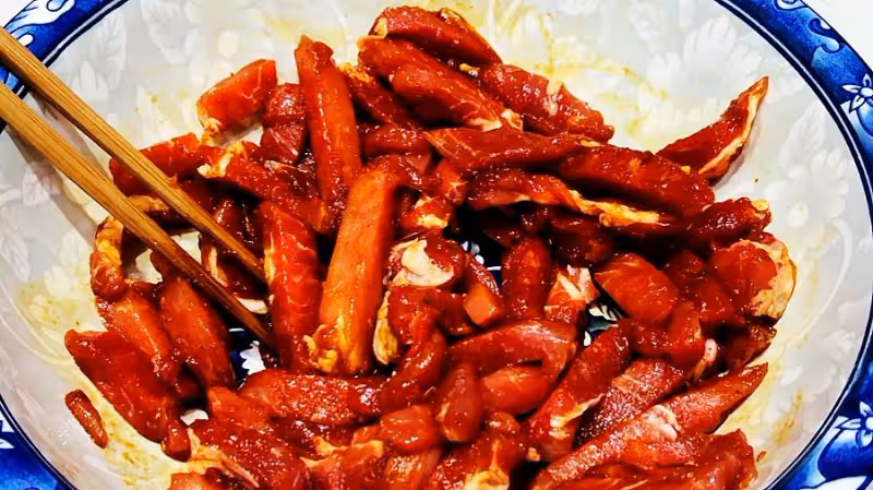 炸小酥肉時,切記不要亂調麵糊亂加水,教你正確做法,涼了還香、酥、脆~
