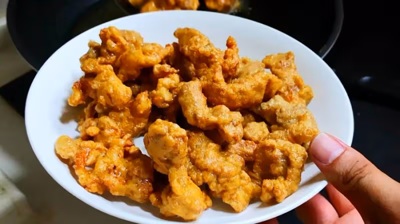 炸小酥肉時,切記不要亂調麵糊亂加水,教你正確做法,涼了還香、酥、脆~