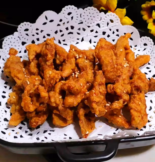 炸小酥肉時,切記不要亂調麵糊亂加水,教你正確做法,涼了還香、酥、脆~