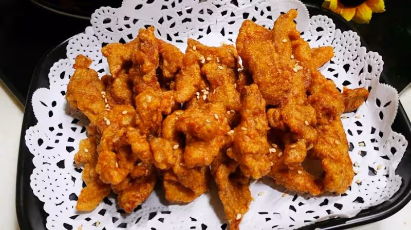 炸小酥肉時,切記不要亂調麵糊亂加水,教你正確做法,涼了還香、酥、脆~