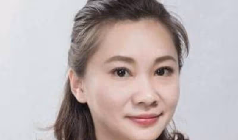 從電視主持到可憐乞求,想當闊太的曹晴,綠卡得不到中國回不來