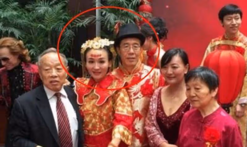 從電視主持到可憐乞求,想當闊太的曹晴,綠卡得不到中國回不來