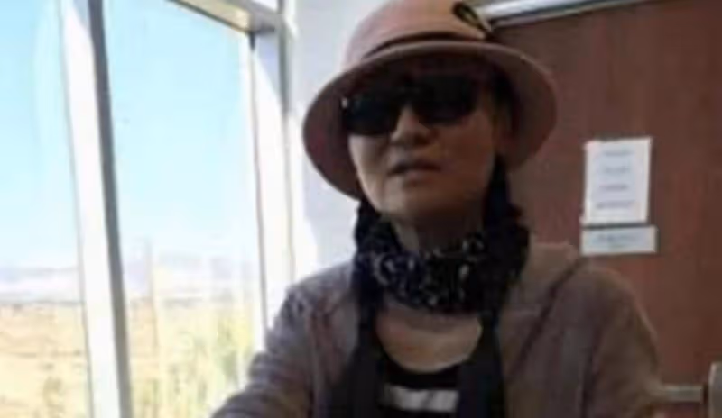從電視主持到可憐乞求,想當闊太的曹晴,綠卡得不到中國回不來
