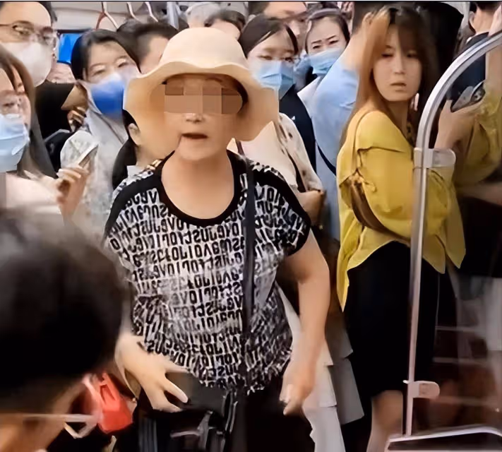 大媽罵懷孕女孩是豬後續,被認出大媽身份,女孩一句話她啞口無言