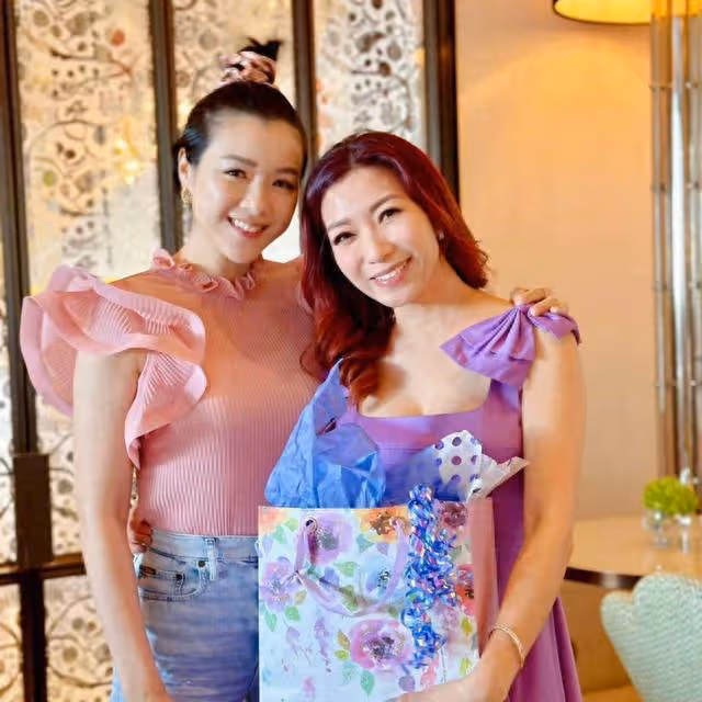 TVB知名女星獲港姐密友慶生!穿紫色裙顯高貴,視帝妻子少女味足