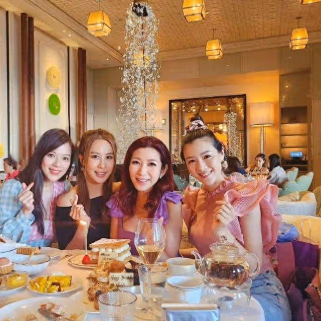 TVB知名女星獲港姐密友慶生!穿紫色裙顯高貴,視帝妻子少女味足