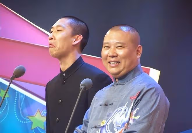 曹雲金濟南演出首度回應「師承」!現場撩大褂,師徒格局對比明顯