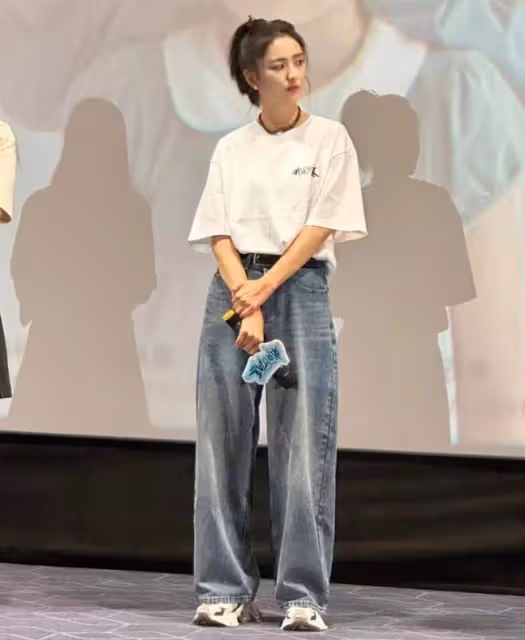 40歲佟麗婭成都路演引質疑,生圖皺紋多,全程無精打采態令人擔憂