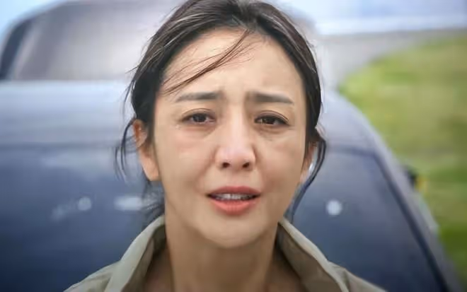 40歲佟麗婭成都路演引質疑,生圖皺紋多,全程無精打采態令人擔憂