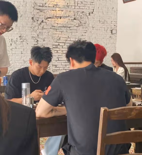 柯震東王大陸小飯店聚餐，32歲柯震東臉上帶傷，渾身上下7種配飾