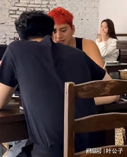 柯震東王大陸小飯店聚餐,32歲柯震東臉上帶傷,渾身上下7種配飾