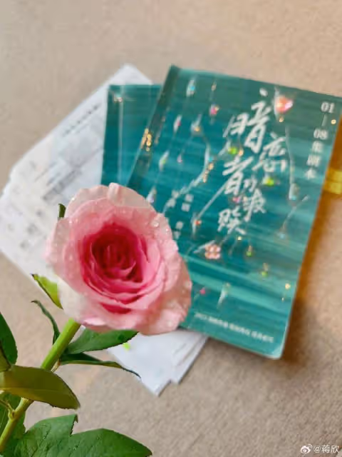 蔣欣慶祝新戲殺青,穿束腰裙踩恨天高瘦成紙片人,細腰長腿搶鏡