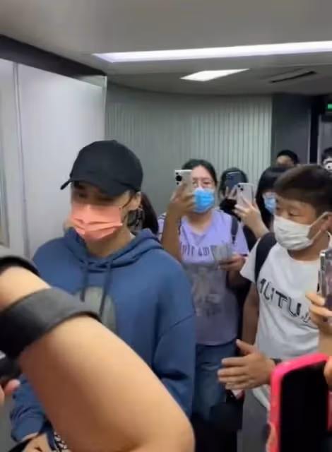 李易峰罕見露面,身材暴瘦憔悴沒精神,給粉絲深鞠躬默默流淚