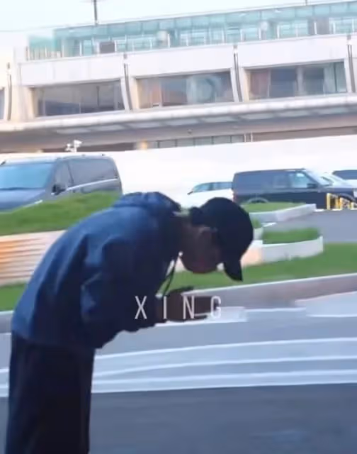 李易峰罕見露面,身材暴瘦憔悴沒精神,給粉絲深鞠躬默默流淚