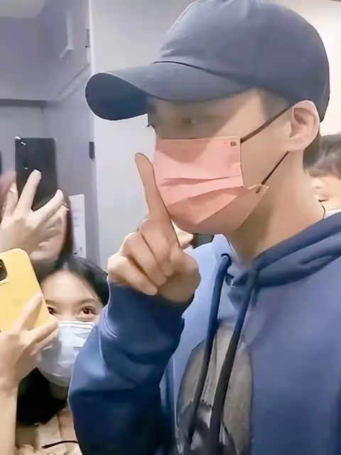 李易峰現身讓所有人都淚目了!見到粉絲們包圍自己,還示意小聲點