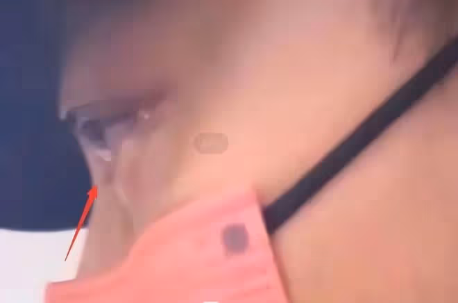 李易峰現身讓所有人都淚目了!見到粉絲們包圍自己,還示意小聲點