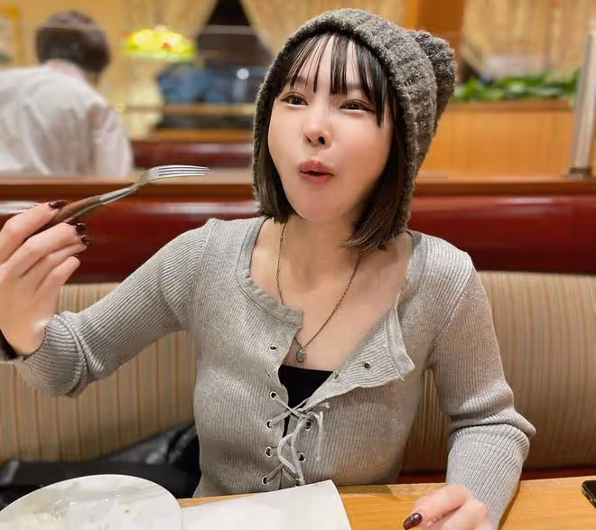 網紅化妝女孩意外離世,年僅23歲,死因與繼父和家人的壓迫有關