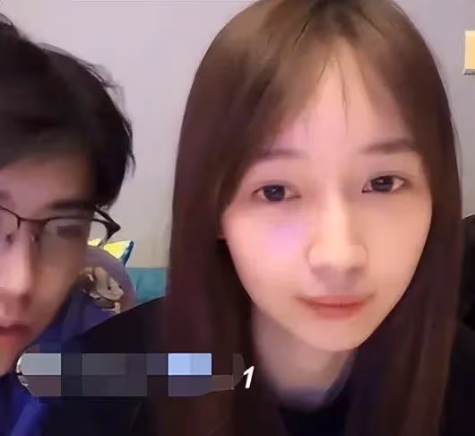 秦牛正威直播再懟人!滿臉不服氣語氣輕蔑:難道要我給你跪下嗎?