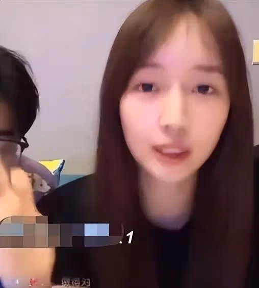 秦牛正威直播再懟人!滿臉不服氣語氣輕蔑:難道要我給你跪下嗎?