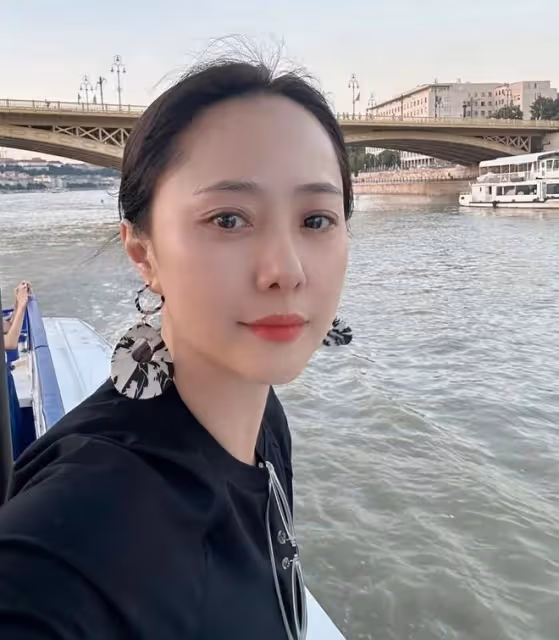 與央視主持人結束無性婚姻，劉園媛近照曝光狀態好，歐洲游很愜意