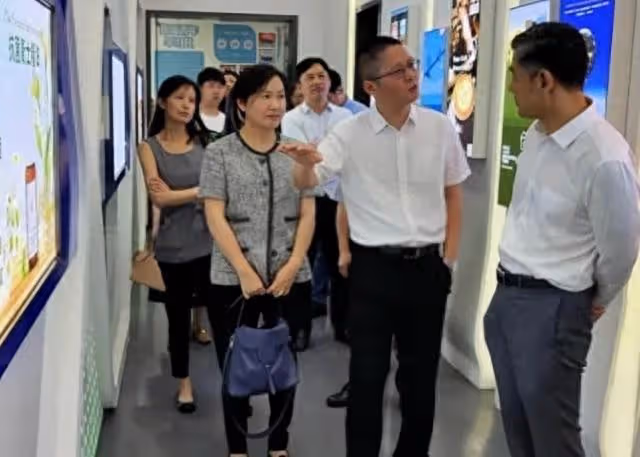 香港知名女星成香薰治療師,參觀公司變大姐大,穩坐C位氣場十足