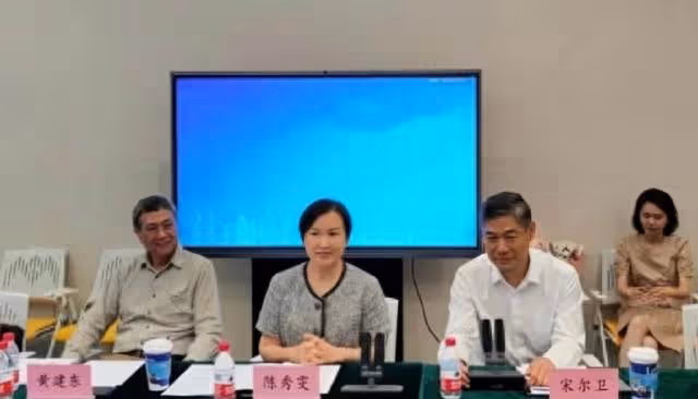 香港知名女星成香薰治療師,參觀公司變大姐大,穩坐C位氣場十足