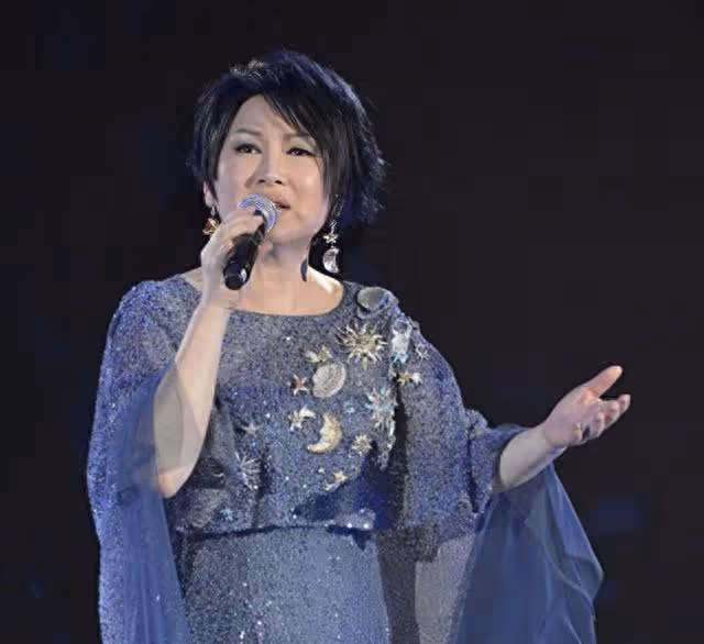 香港知名女星成香薰治療師,參觀公司變大姐大,穩坐C位氣場十足