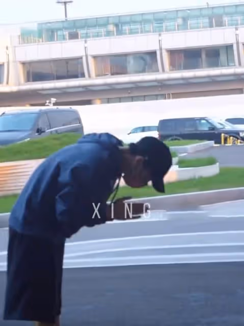 李易峰消失344天首露面,瘦了不少黑眼圈嚴重,紅了眼眶偷偷抹淚