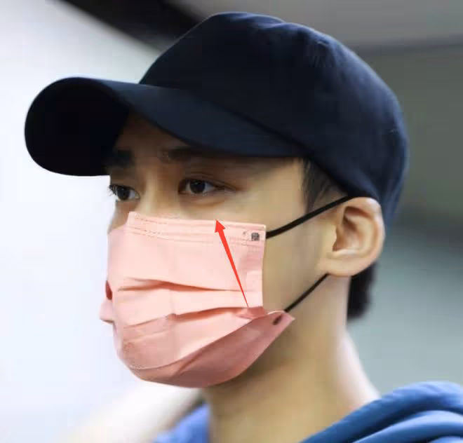 李易峰消失344天首露面,瘦了不少黑眼圈嚴重,紅了眼眶偷偷抹淚