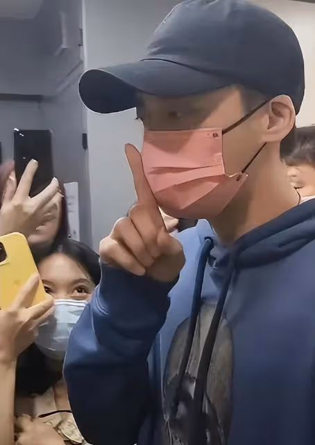 李易峰消失344天首露面,瘦了不少黑眼圈嚴重,紅了眼眶偷偷抹淚