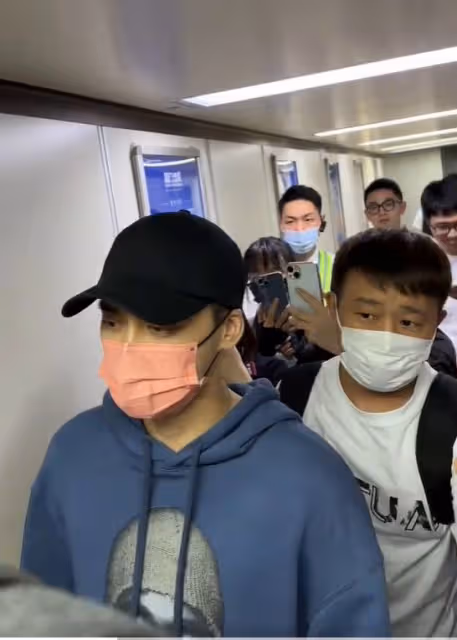 李易峰消失344天首露面,瘦了不少黑眼圈嚴重,紅了眼眶偷偷抹淚