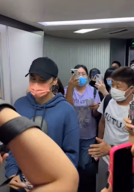 李易峰消失344天首露面,瘦了不少黑眼圈嚴重,紅了眼眶偷偷抹淚