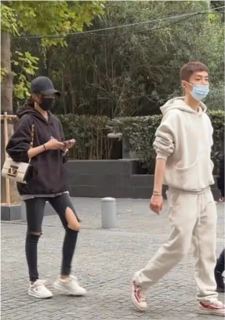 關曉彤鹿晗日本約會過七夕節,穿短褲秀大長腿,路人曝恩愛細節
