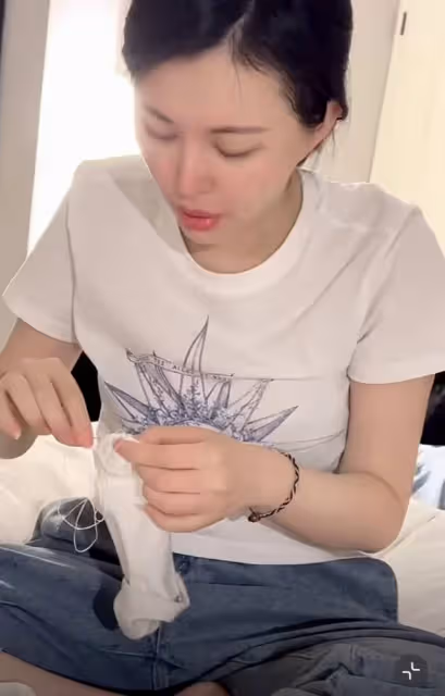 王石夫婦七夕節秀恩愛,田朴珺穿1600T恤為老王補襪子,滿眼愛意