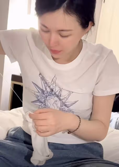 王石夫婦七夕節秀恩愛,田朴珺穿1600T恤為老王補襪子,滿眼愛意