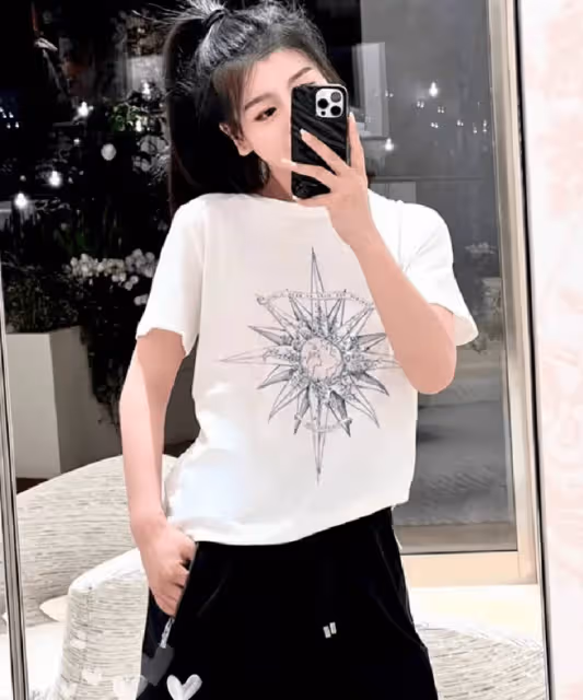 王石夫婦七夕節秀恩愛,田朴珺穿1600T恤為老王補襪子,滿眼愛意