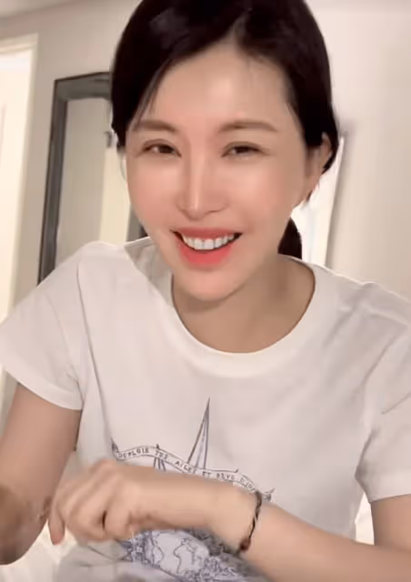王石夫婦七夕節秀恩愛,田朴珺穿1600T恤為老王補襪子,滿眼愛意