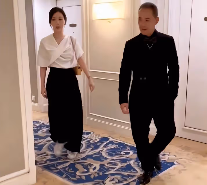 王石夫婦七夕節秀恩愛,田朴珺穿1600T恤為老王補襪子,滿眼愛意