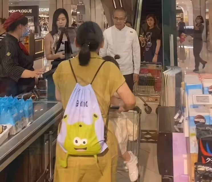王石夫婦七夕節秀恩愛,田朴珺穿1600T恤為老王補襪子,滿眼愛意