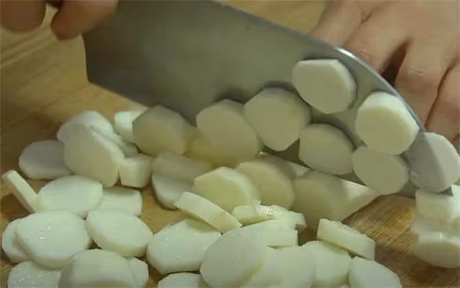 山藥這吃法頭一回見,5分鐘搓一盤,爽滑又勁道,飯和菜都有了