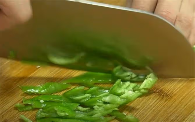 山藥這吃法頭一回見,5分鐘搓一盤,爽滑又勁道,飯和菜都有了