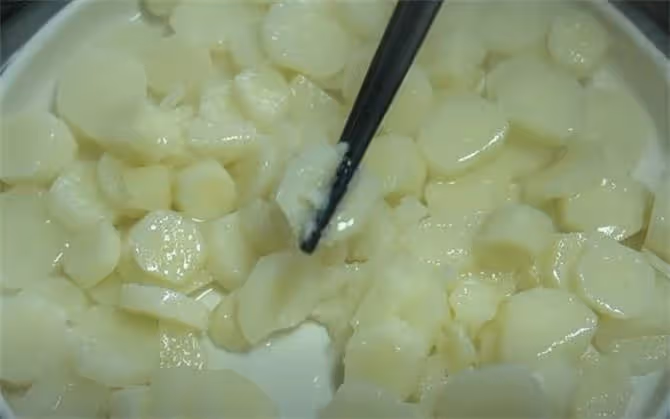 山藥這吃法頭一回見,5分鐘搓一盤,爽滑又勁道,飯和菜都有了