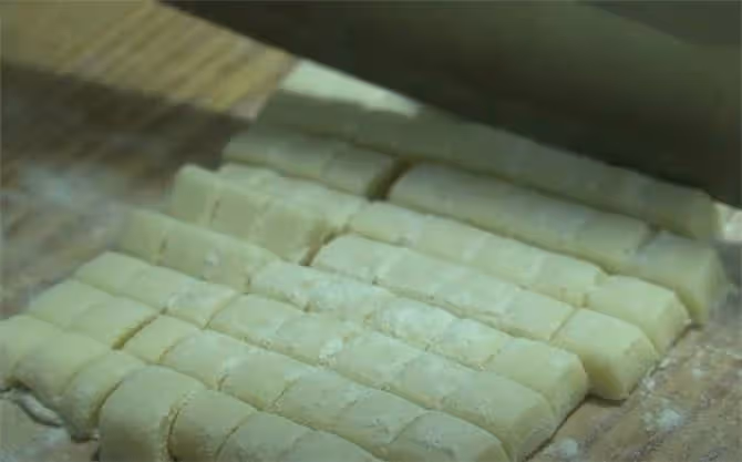 山藥這吃法頭一回見,5分鐘搓一盤,爽滑又勁道,飯和菜都有了