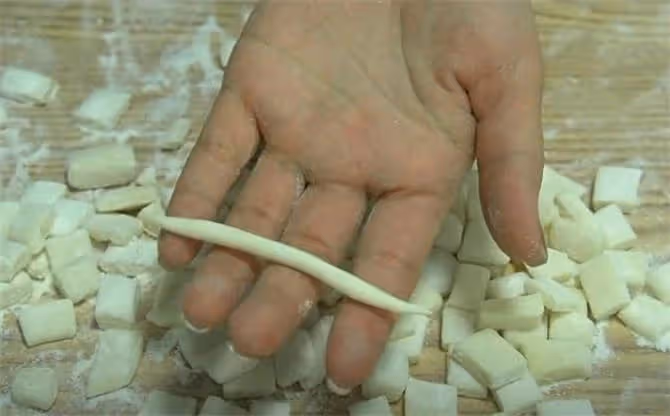 山藥這吃法頭一回見,5分鐘搓一盤,爽滑又勁道,飯和菜都有了