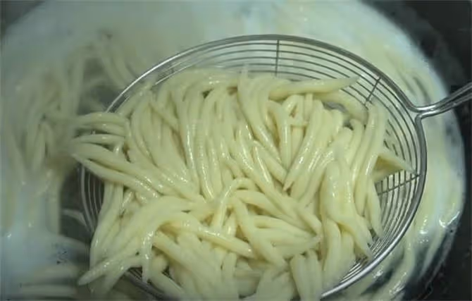 山藥這吃法頭一回見,5分鐘搓一盤,爽滑又勁道,飯和菜都有了